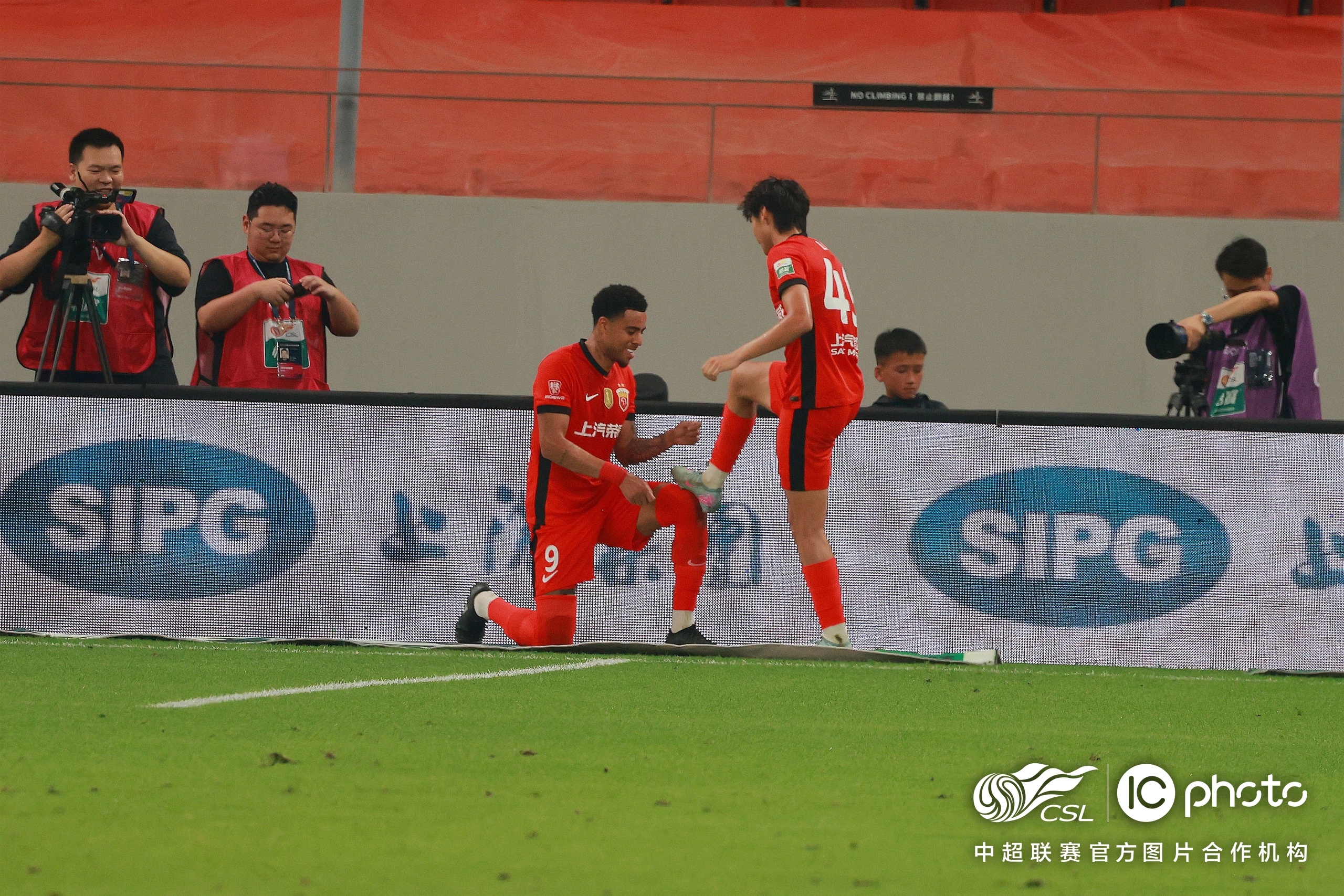 BB贝博体彩平台登录入口-武汉三镇训练开放日；冲刺阶段完成体检引欢呼；中超在即；年轻球员得到机会的简单介绍-BB贝博体彩平台登录入口